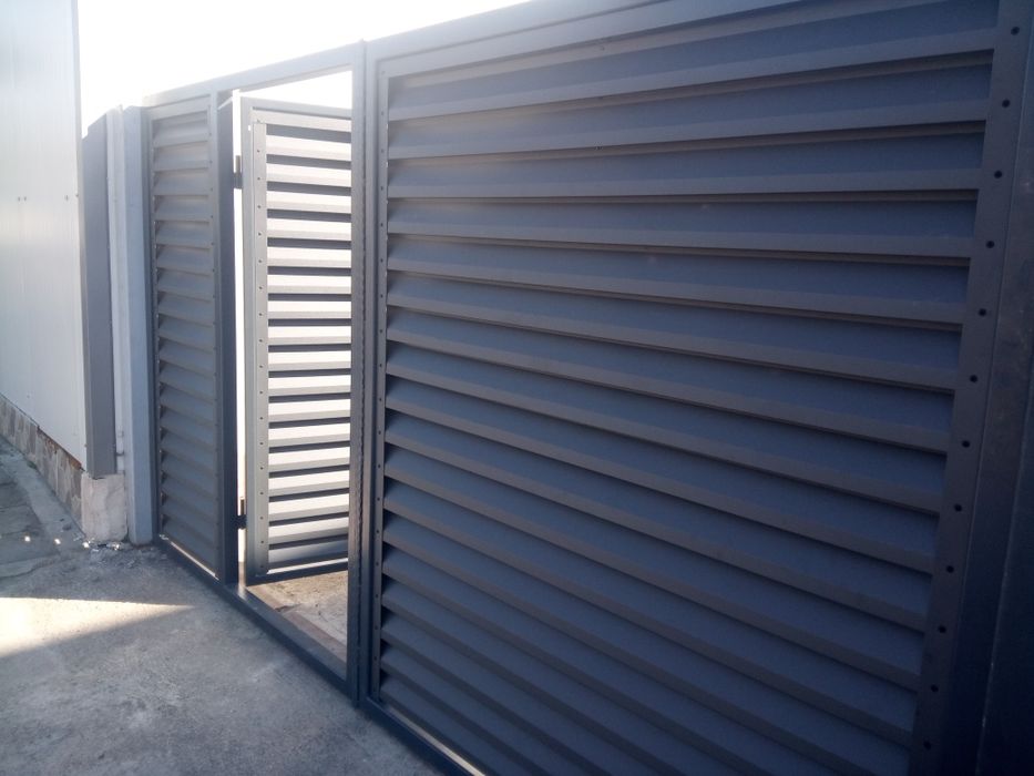 Изработка и монтаж на ламелни врати и огради.