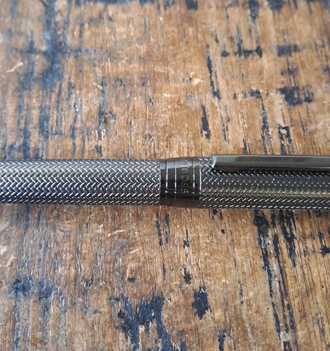 химикалка HUGO BOSS Gun метал с шарки тип рибена кост