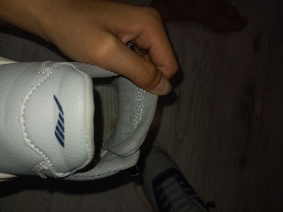 Продам детские кроссовки