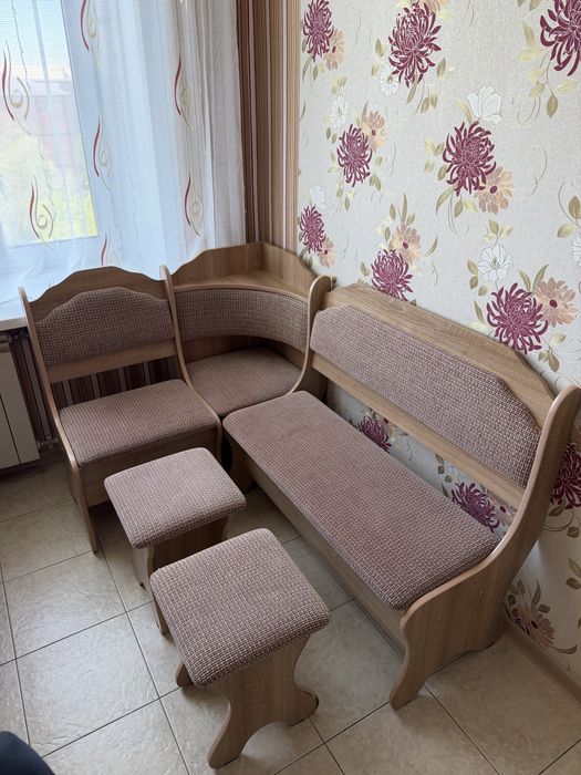 Кухонный уголок диван со стульями