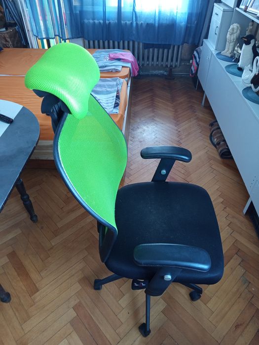 Продавам 3 бр. офис стола,