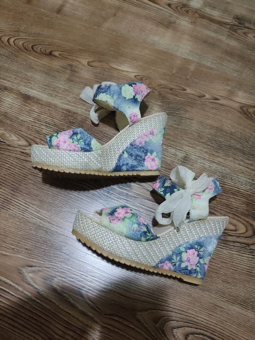Продам летние туфельки с бантиком б/у