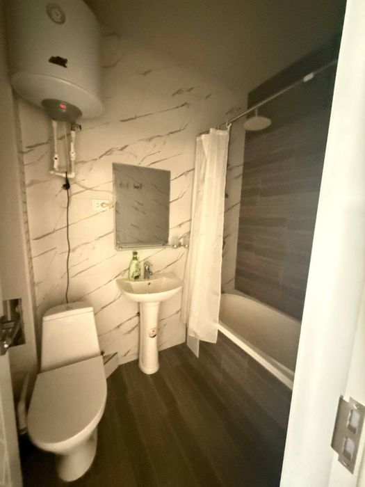 Сдается 2х комнатная квартира на 2 этаже 25-24 автобаза 400$