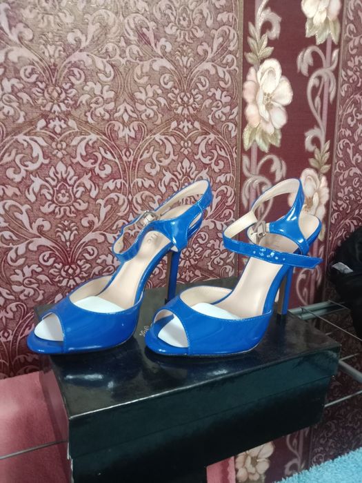 Босоножки новые.