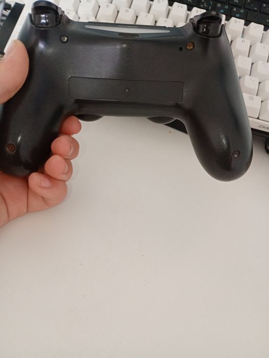 Controller PS4 original folosit și unul nou costă în jur de 250-280 lei