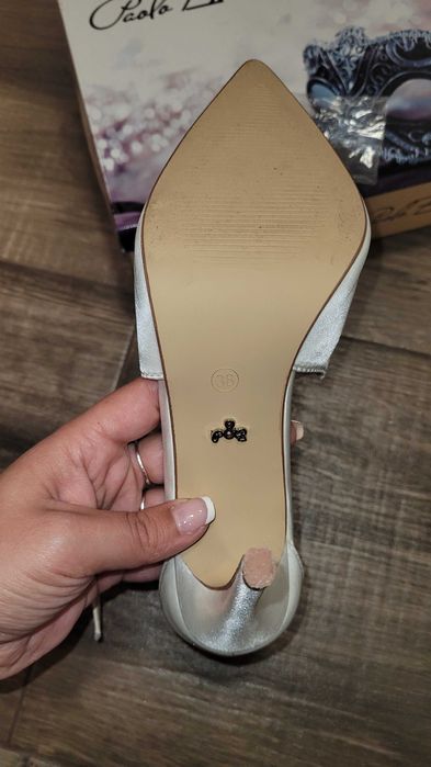 Офицялни бели обувки