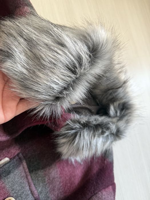 Дамско палто в бордо с яка изкуствен косъм