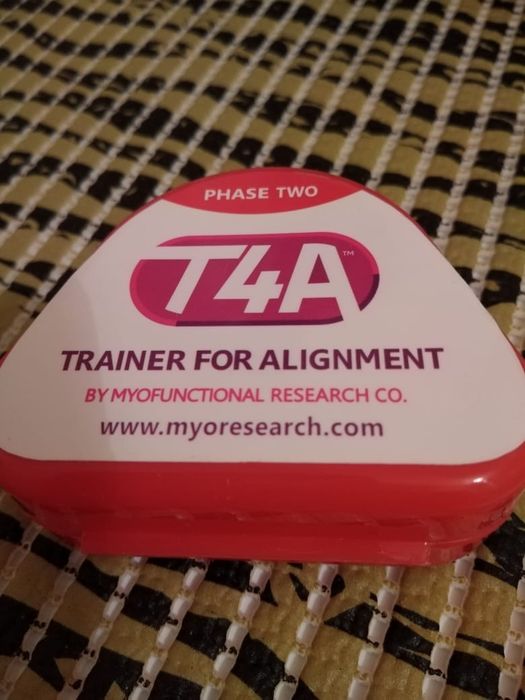 Продам трейнеры красный