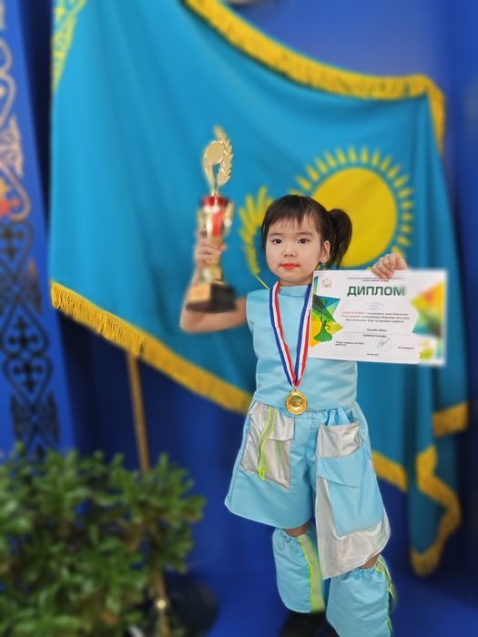 Продам платья б/у для девочки 5-6 лет