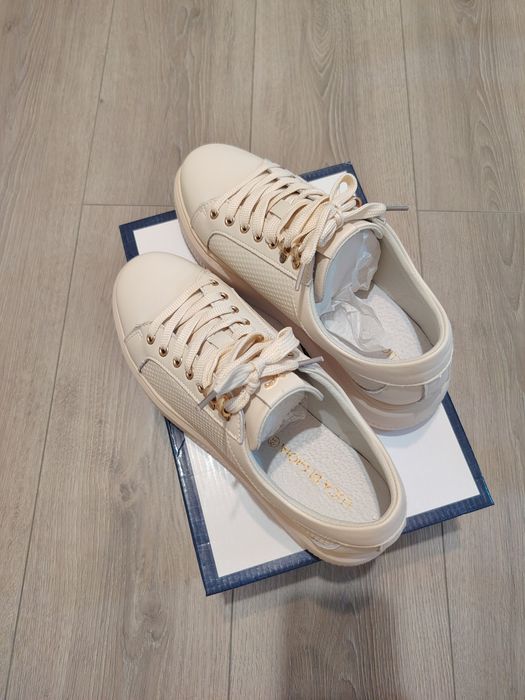 Vând sneakers noi, cu etichetă, piele naturala, mărimea 39