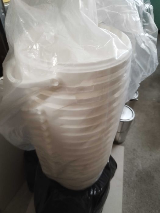 Нови празни опаковки за разливане на бои, метални и пластмасови