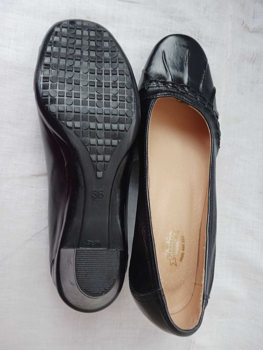 Елегантни нови кожени обувки