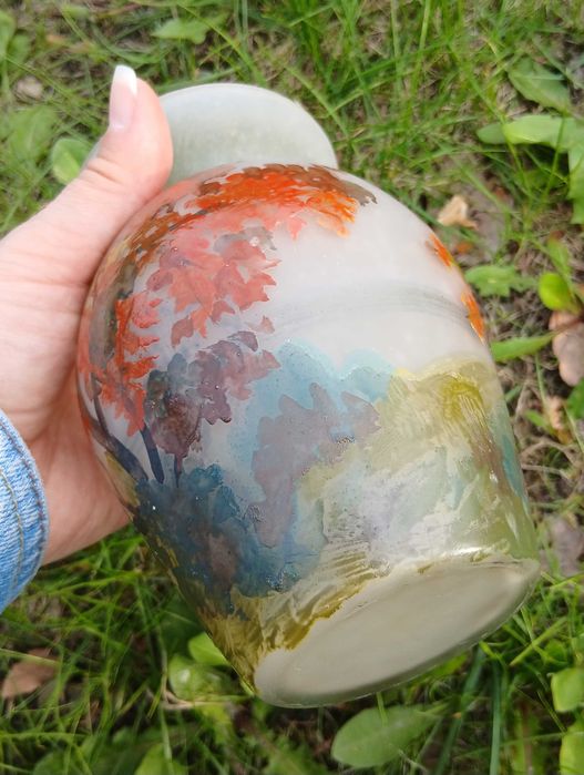 Vaza flori pictata manual motive tomnatice semnata, sticla mata, cel mai probabil Franta