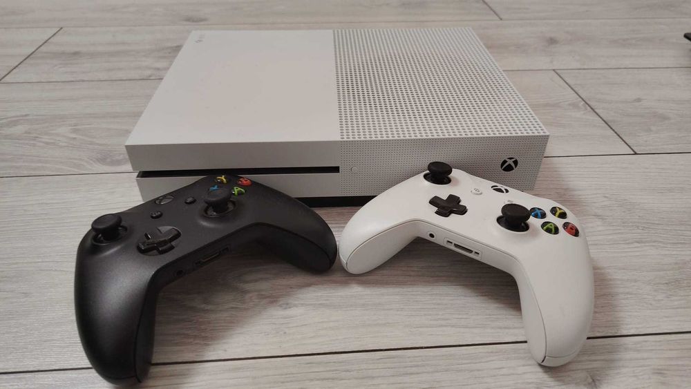 Xbox One S 1TB + 2 controllere + stație încărcare FroggieX