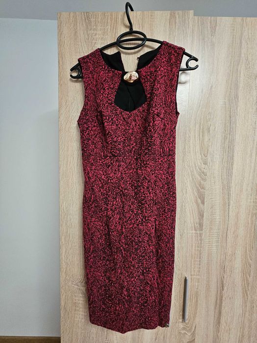 Елегантна червена рокля Lucy с красив акцент - размер S