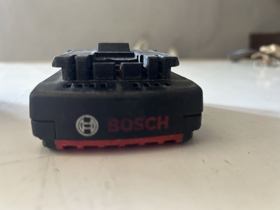 Vand bormasina bosch cu 2 acumulatori si incarcator