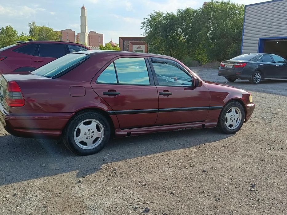 Мерседес Бенс 1997 года.