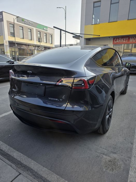 Tesla model Y 2024