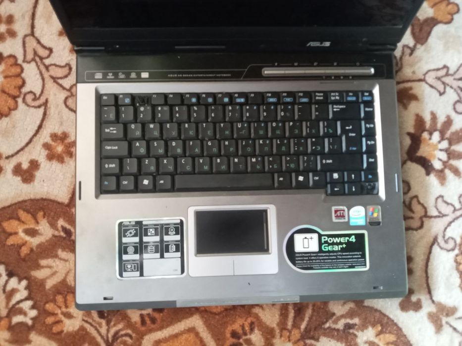 ASUS firmasidagi noutbook,xotirasi haqida rasmda bor