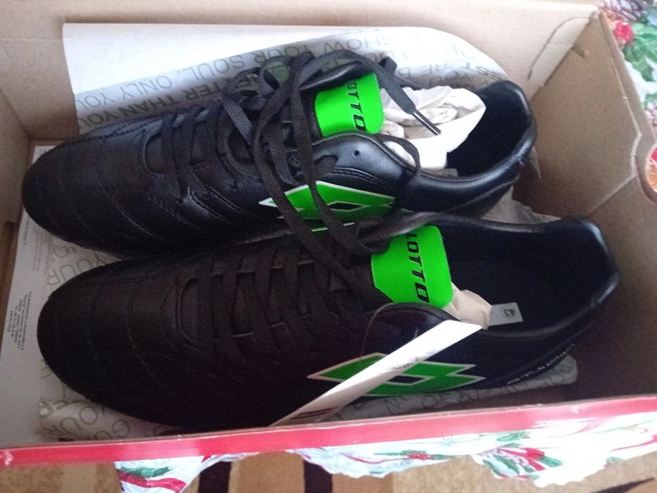 Футболни обувки 43 номер, нови