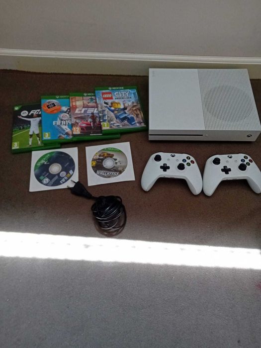 Xbox One S alb + 2 Controllere + 6 Jocuri (FC 25 inclus)