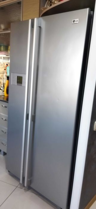 Продается двухдверный холодильник Side by side..