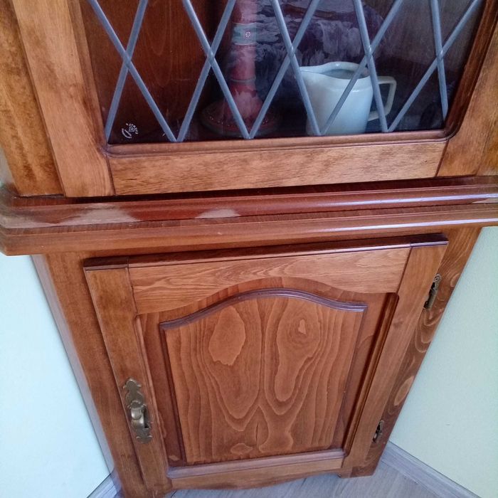 Античен ъглов витринен шкаф във викториански стил