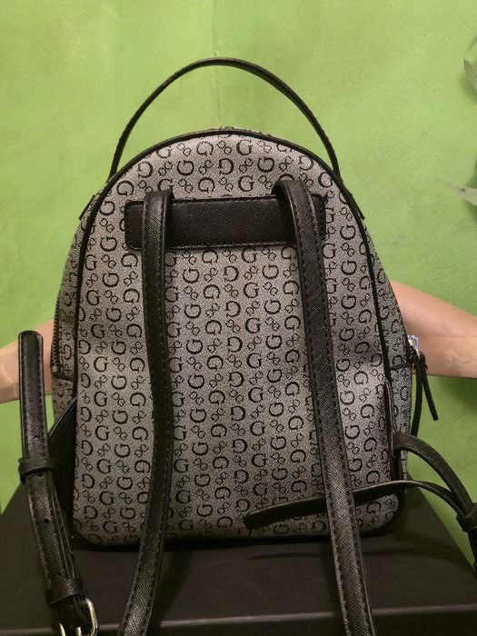 Guess оригинална дамска раница с подарък несесер