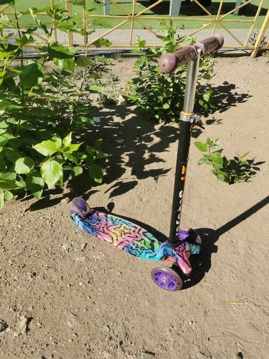 Продам самокат яркий