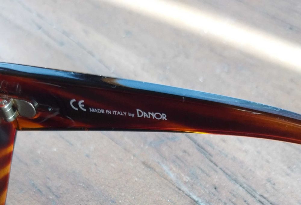 Солнцезащитные очки брендовые