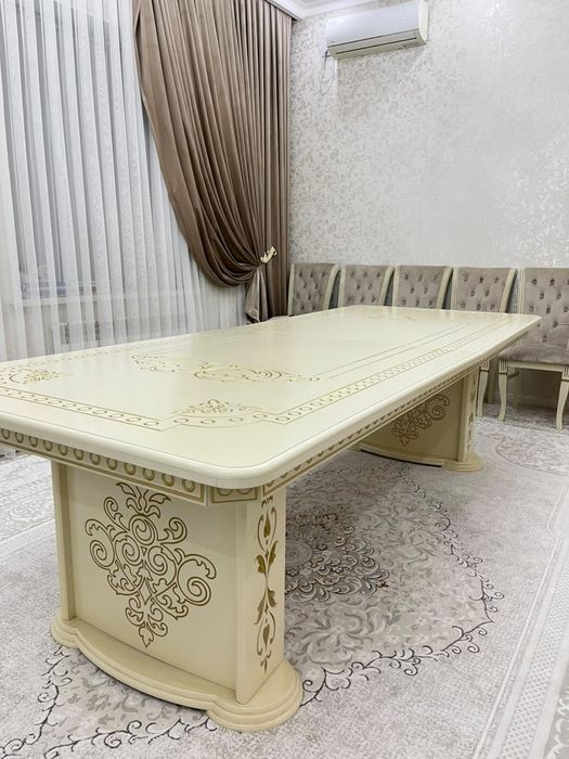 Стол с 14 стулями