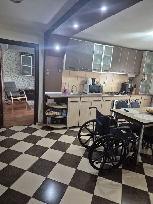 Vand apartament 3 camere, in zona Rovine
