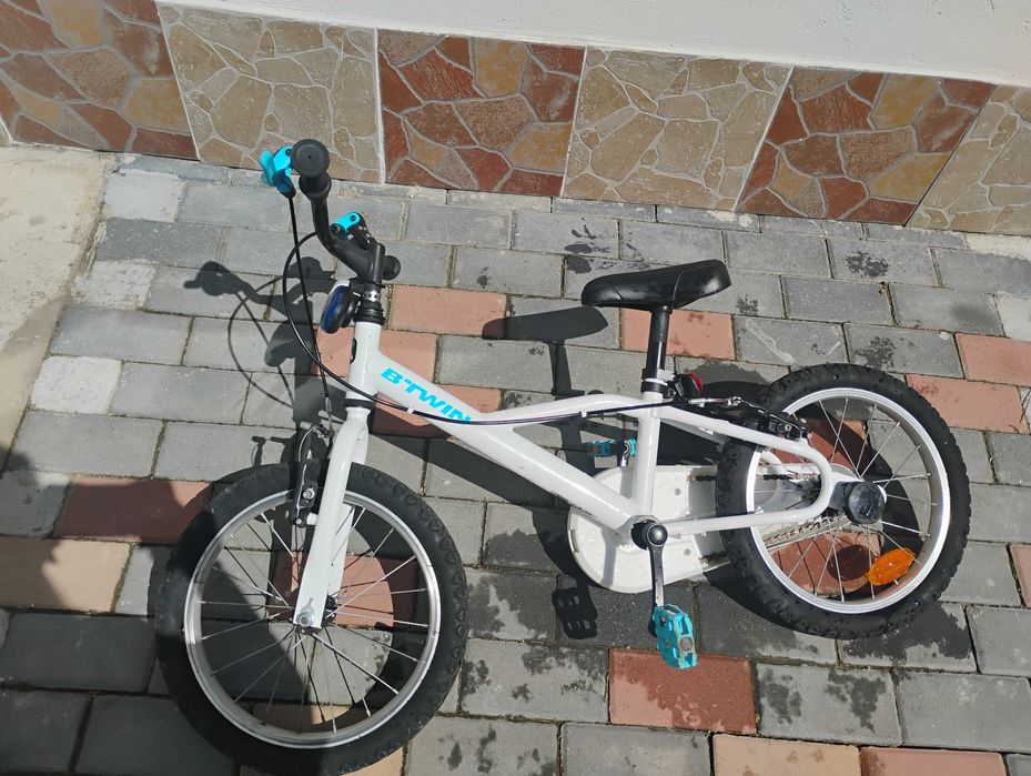 Bicicletă și scaun auto.