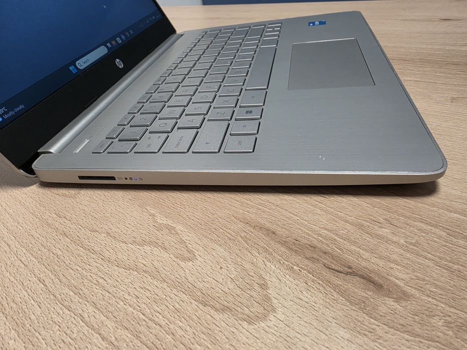 Лаптоп HP 14s / i3-12th / 8GB Ram / 256 SSD
