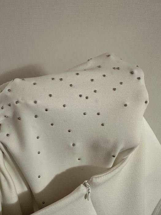 Бяла рокля с перли