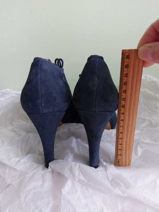 Затворени обукви на висок ток от син велур