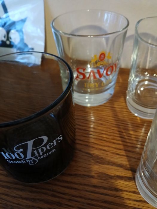 Продавам различни стъклени чаши,нови, рекламни,повечето с надписи