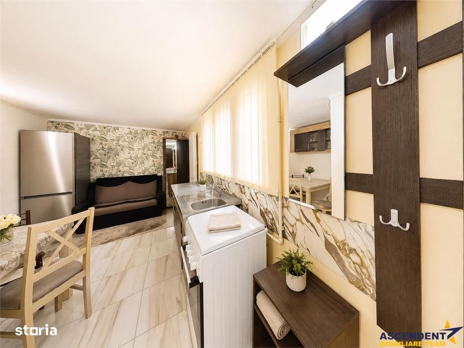 Corp de casa cu 2 imobile, intrari separate, pod si beci generos, Cent
