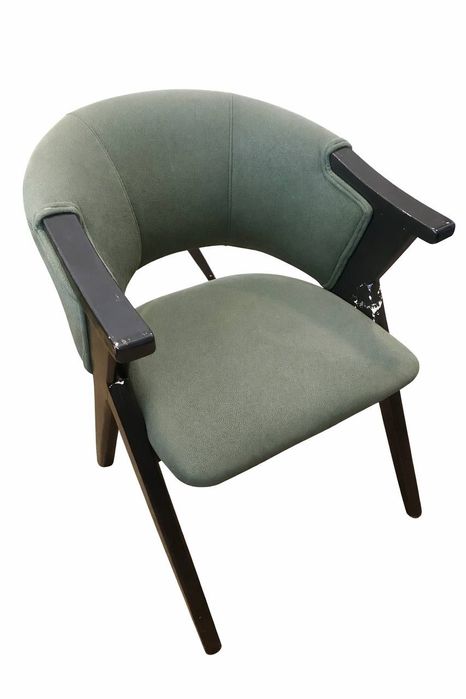 Stol va stullar komplekti sotiladi