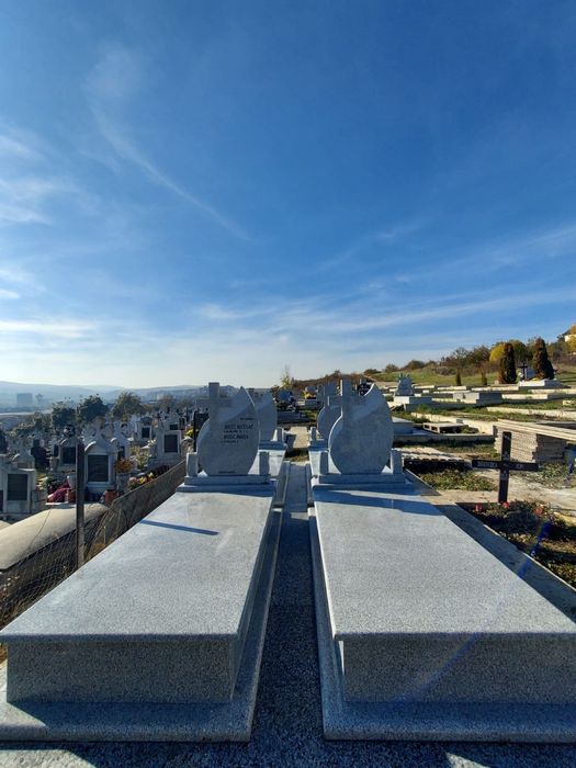 Monumente funerare