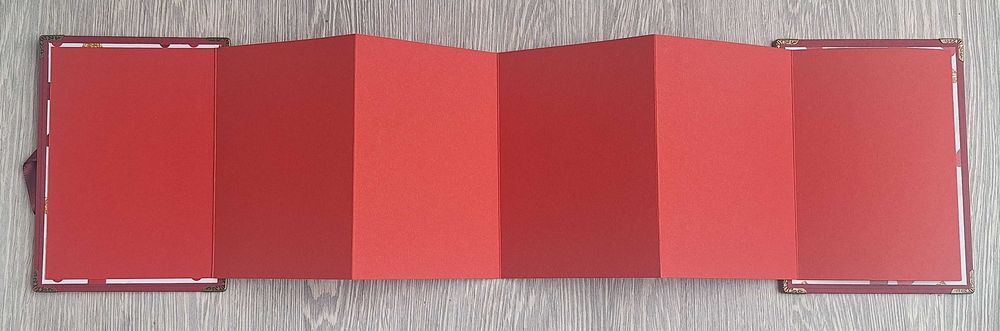 Подаръчен комплект, включващ любовни ваучери и мини албум за снимки