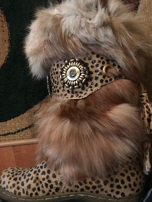 Сапоги -угги зимние 37 размер .подходят к климату .