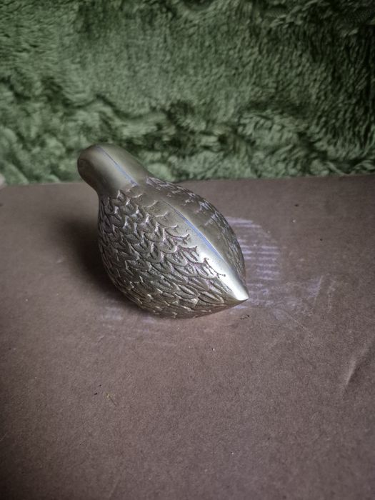 Vând o statuietă bronz ,pasare ,made  Dänemark 

- fa