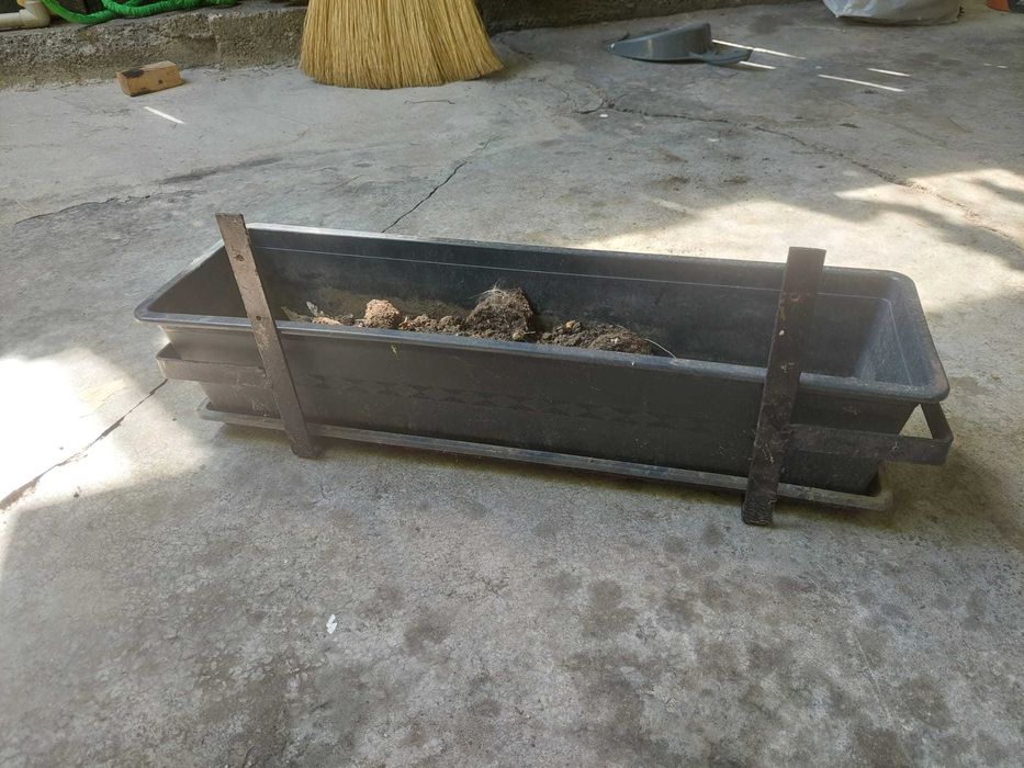 Vand jardiniere pentru flori cu suporti metalici