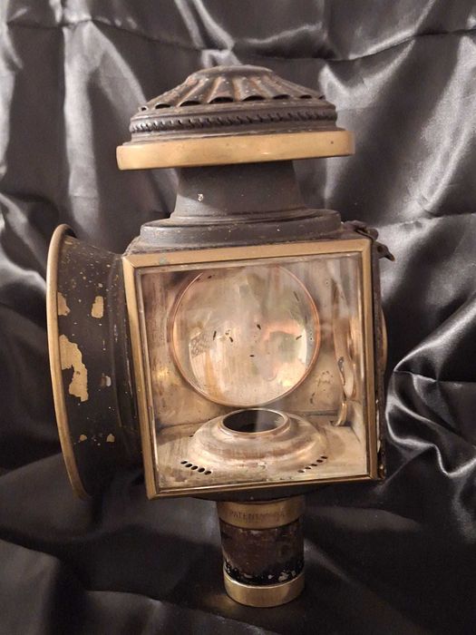 Lampă de caleașcă vintage, din alamă și fier emailat