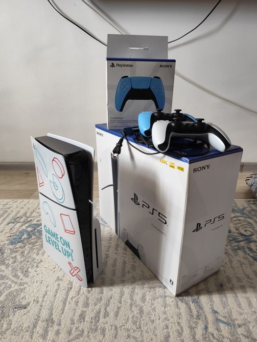 PlayStation 5 Slim + 2 геймпада (Дисковая версия)