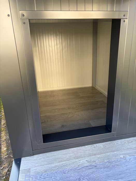 Cusca de câine termoizolata cu panouri sandwich