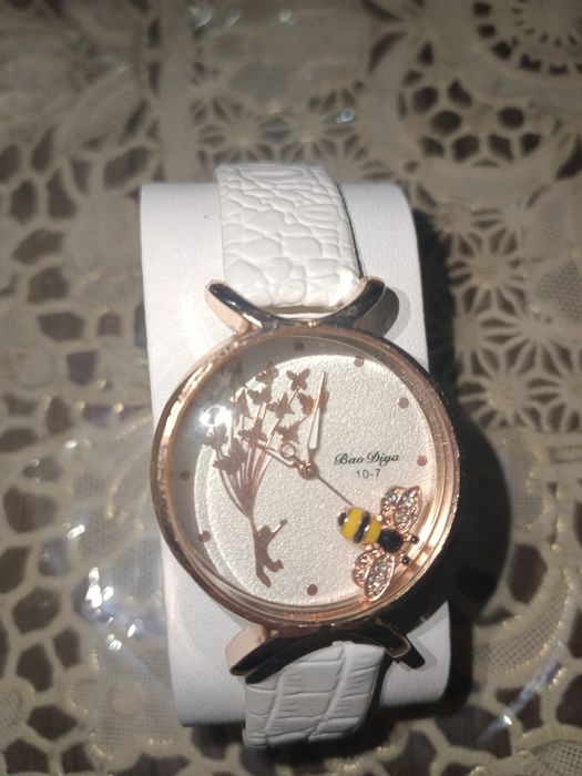 Срочно продам новый женская часы