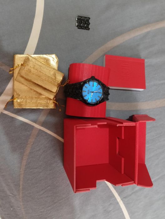 Продавам оригинален часовник дизел..