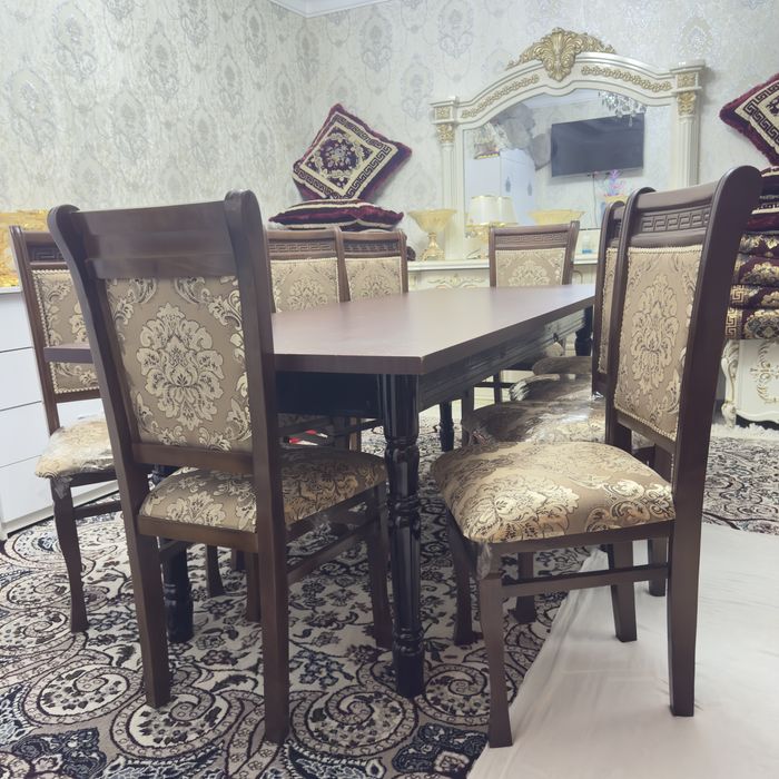 Stol stul sotladi sfatli yongoqdan tayalangan